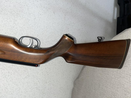 La carabina es del calibre 4,5
Está en perfecto estado y se se vende con la funda ,que tambien está en 01