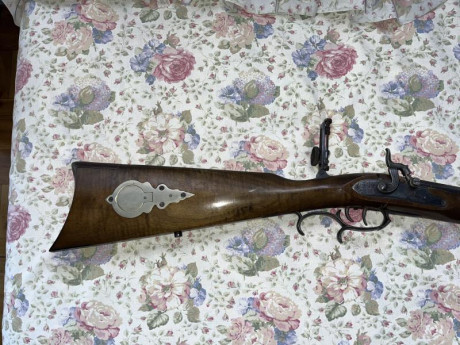 Hola
Alguien me podria decir que tipo de fusil es el que adjunto en la foto ? Fabricante ,modelo ..si 00