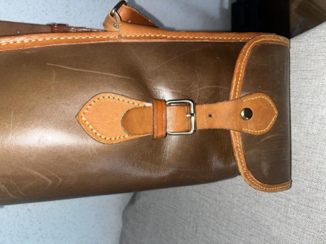 Hola
Se vende funda para escopeta en buen estado con algunas marcas 
Medidas 104 X 16 cm
Es de cuero con 00