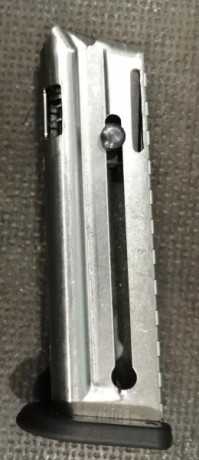 Tengo este cargador original Walther de calibre 22lr y 10 balas, esta preparado para montar en las Walther 10