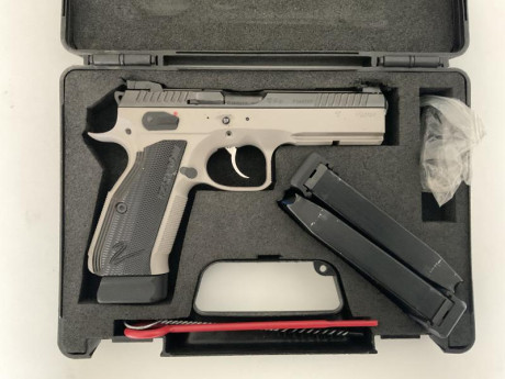 CZ Comprada hace dos años.
Cuenta con la corredera original 9 mmpb y la de 22 lr con 3 y 2 cargadores 02