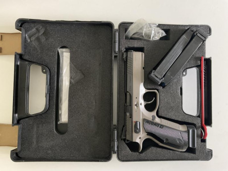 CZ Comprada hace dos años.
Cuenta con la corredera original 9 mmpb y la de 22 lr con 3 y 2 cargadores 00