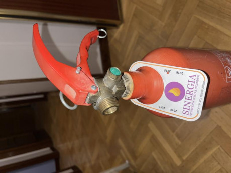 Se vende bombona co2
Tiene algo de gas pero no se cuanto
La he estado utilizando en una feinwerkbau
Esta 00