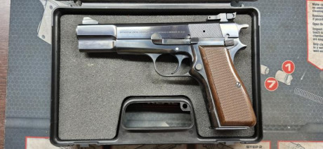 Pistola FN Herstal High Power HP35  de 1988 en 9 mm parabellum

Se entrega con 1 cargador y maletín no 02