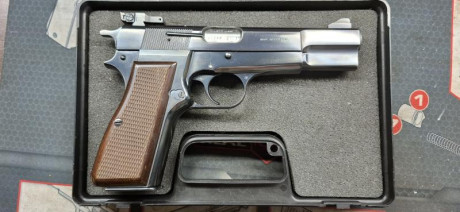 Pistola FN Herstal High Power HP35  de 1988 en 9 mm parabellum

Se entrega con 1 cargador y maletín no 01