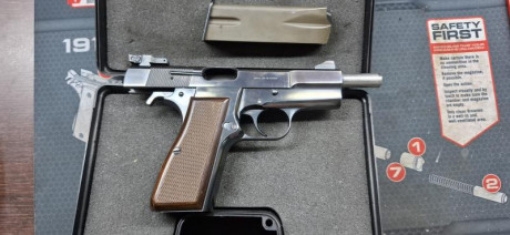 Pistola FN Herstal High Power HP35  de 1988 en 9 mm parabellum

Se entrega con 1 cargador y maletín no 00