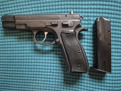 Vendo CZ 75B en buen estado por 300€.
La pistola esta de origen.
Se vende con dos cargadores.
La pistola 02