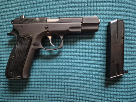 Vendo CZ 75B en buen estado por 300€.
La pistola esta de origen.
Se vende con dos cargadores.
La pistola 01