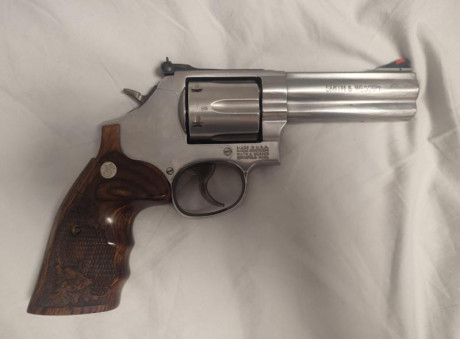 Vendo Smith wesson revolver 357 Magnum 4 pulgadas impecable..sin usar . Fue un capricho . 750 euros. Con 01