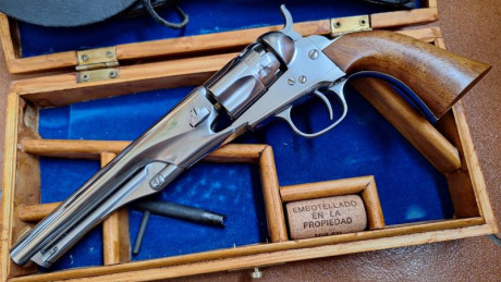 Vendo el lote de las fotografías, el revolver, nuevo, con solo los disparos necesarios para ponerlo a 12