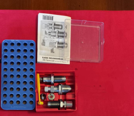 Buenos días, vendo Dies de recarga marca LEE, calibres 38/357. Incluye  Shell holder autoprime. y una 00