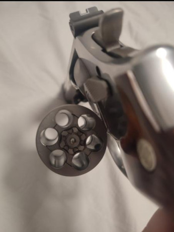 Vendo Smith wesson revolver 357 Magnum 4 pulgadas impecable..sin usar . Fue un capricho . 750 euros. Con 40