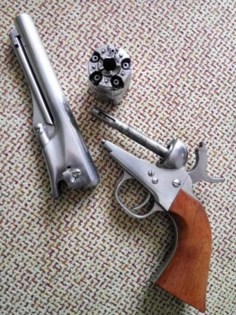 Vendo el lote de las fotografías, el revolver, nuevo, con solo los disparos necesarios para ponerlo a 20