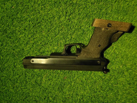 Vendo esta super conocida pistola para 10 metros  , tiene solo un par de tiradas pero desde que tengo 02