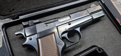 Pistola FN Herstal High Power HP35  de 1988 en 9 mm parabellum

Se entrega con 1 cargador y maletín no 32