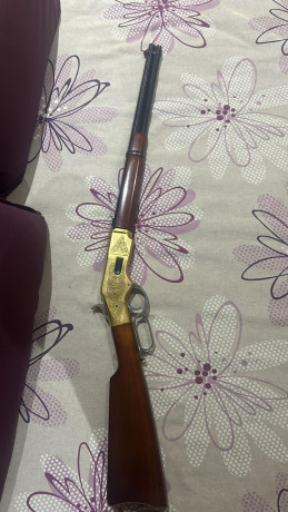 Mi compañero de club me ha pedido que publique la venta de este precioso rifle palanquero Uberti Yellowboy 02