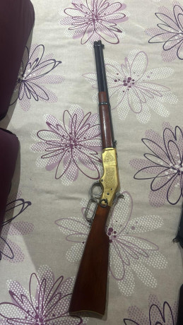Mi compañero de club me ha pedido que publique la venta de este precioso rifle palanquero Uberti Yellowboy 01