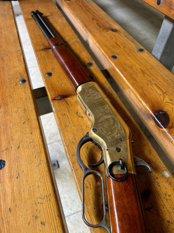 Mi compañero de club me ha pedido que publique la venta de este precioso rifle palanquero Uberti Yellowboy 00