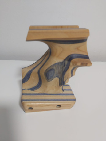 Hola.
Rebuscando por el cajón desastre, me ha aparecido envuelta en una caja esta cacha de una pistola 02