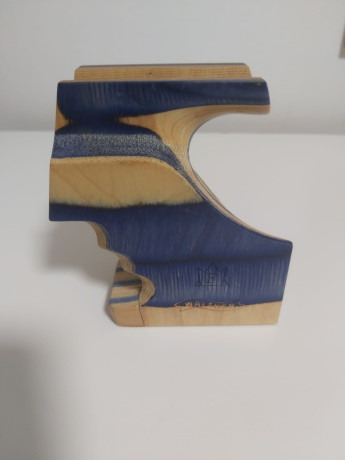 Hola.
Rebuscando por el cajón desastre, me ha aparecido envuelta en una caja esta cacha de una pistola 01