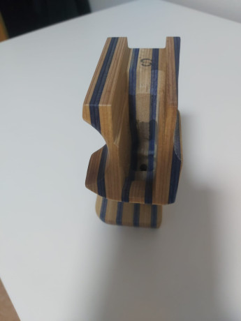 Hola.
Rebuscando por el cajón desastre, me ha aparecido envuelta en una caja esta cacha de una pistola 00