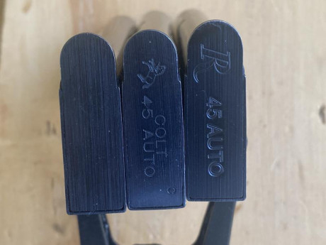 VENDO CARGADORES PARA UNA 45 ACP 1911. 
Precio 15 euros la unidad y 30 euros los tres mas gastos de envío 00