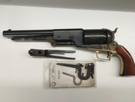 Vendo colt Walker calibre 44 cañón de 9 pulgadas marca uberti sin estrenar, más turquesa pedersoli y llave 00