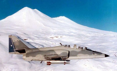  800px-A36chile.jpg Por que solo tiene cabida como instructor en nuestras fuerzas aereas?
A fines de 1978, 00