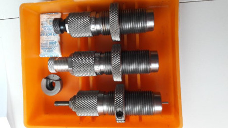 Buenos días.

Vendo los siguientes dies;

1.- LYMAN 38 SP - 357 MAG de acero (NO TUNGSTENO) con shell 12
