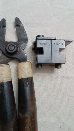 Buenas noches
Pongo a la venta esta turquesa de la marca HENSEL en Calibre 10,17 mm
El estado en que se 02