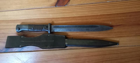 Vendo este bayoneta de E.Pack&S.
La funda es del fabricante Mundlos.
Cuero en muy bien estado. 
Waffenamt 01