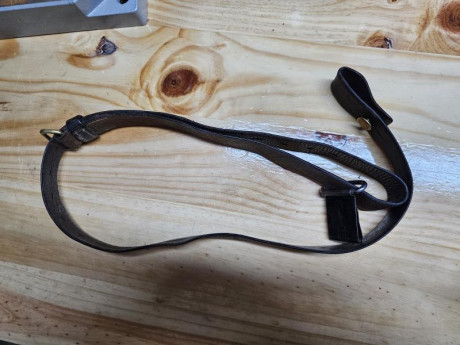 Buenos días

Por falta de uso, pongo en venta correa original para Carl Gustav M96.

Tienes sus años ya, 01