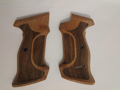 Buenas, vendo cachas para SIG P-210. Solo compatible con los modelos SIG. NO SIG SAUER

Madera de nogal 02