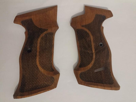 Buenas, vendo cachas para SIG P-210. Solo compatible con los modelos SIG. NO SIG SAUER

Madera de nogal 00