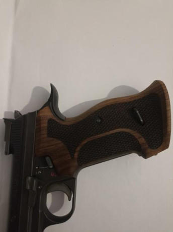 Buenas, vendo cachas para SIG P-210. Solo compatible con los modelos SIG. NO SIG SAUER

Madera de nogal 10
