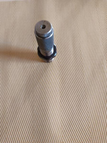 Vendo recalibrador "full lenght" LYMAN para el calibre .243, sin aguja desempistonadora. 
Poco 00
