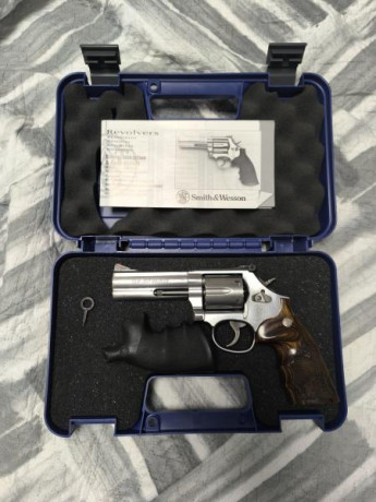 Vendo Smith wesson revolver 357 Magnum 4 pulgadas impecable..sin usar . Fue un capricho . 750 euros. Con 50