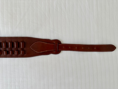Vendida PARA BORRAR!! Canana rifle artesanía. Piel de gran calidad con porta cargadores incorporado. Capacidad 00
