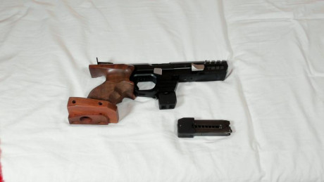 Vendo: por 800€ mas gastos.
Arma de excelente calidad,calibrada para el .32 S&W (W.C.), fabricada 01
