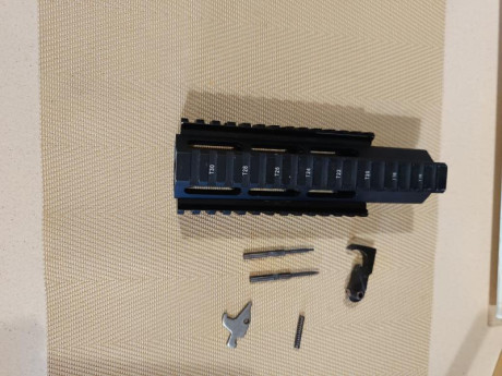 Vendo accesorios para Chiappa M-4 Four, 2 agujas percutoras nuevas, 1 muelle para la aguja percutora, 00