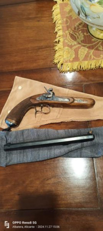 Pistola de avancarga en buen estado, calibre .41, guiada en AE, se entrega con cajita de madera con chimeneas 22