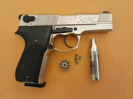 En perfecto funcionamiento. Ya no se hacen pistolas de aire tan pesadas. Precio 100€ + transporte si es 00