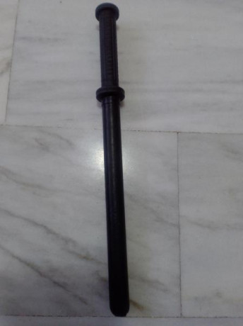 Vendo una defensa de vigilante Jurado para colección, es reglamentaria y homologada, mide 50 cm. es de 00