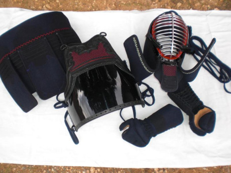 Vendo armadura de kendo con muy poco uso. Como nueva. Talla media. Envío a cualquier punto de la península 00