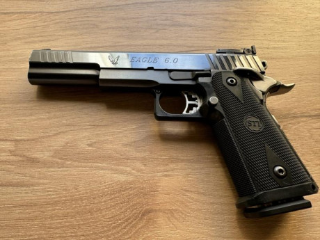 Vendo pistola STI EAGLE de 6 pulgadas con pocos tiros y siempre con munición recargada. Está guiada en 00
