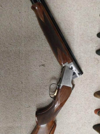 Escopeta browning 525 one con 71 cm de cañón, culata regulable, chokes y maletín original. ha tirado un 01