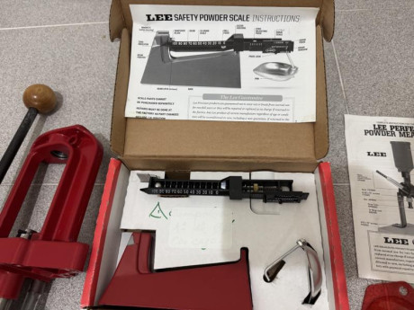 Vendo prensa monoestación de Lee con todos los accesorios que aparecen en la foto. Soy su segundo propietario, 00