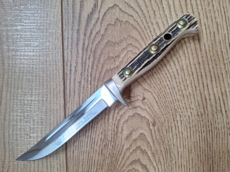 Buenas a todos,

Pongo a la venta este cuchillo marca PUMA modelo TRAIL GUIDE, según numeración su año 02