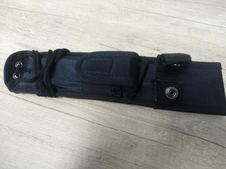 Vendo Funda cuchillo en cordura, para hoja de 12x4 cm y grosor de 5mm. Tiene un pequeño bolsillo para 01