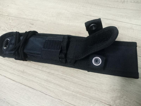 Vendo Funda cuchillo en cordura, para hoja de 12x4 cm y grosor de 5mm. Tiene un pequeño bolsillo para 00